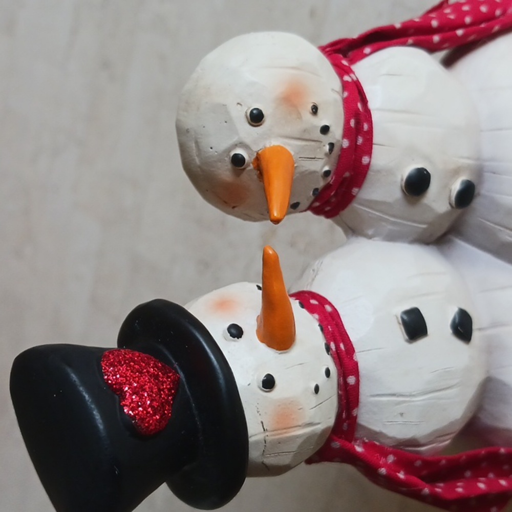 Vintage Snowman couple figurine/"carved wood" hand painted,, 5 1/2" tall..New. - Picture 10 of 12